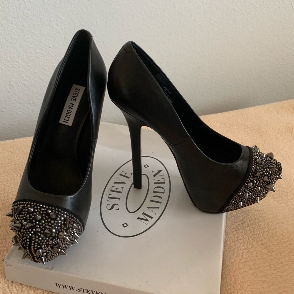 Steve Madden Black Pumps w front spike details